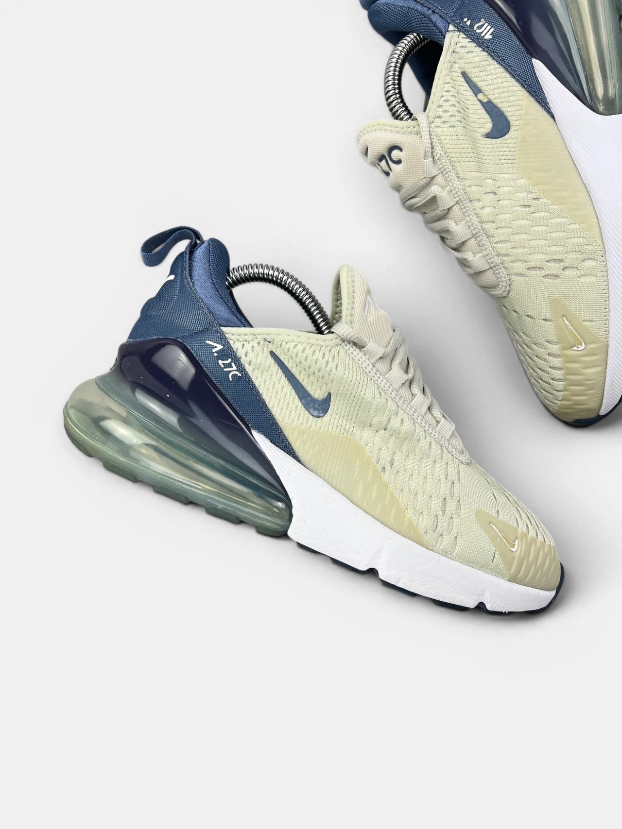 Nike Air Max 720 — buty sportowe damskie w bardzo dobrym stanie rozmiar 38, zewnętrzny panel prawego buta