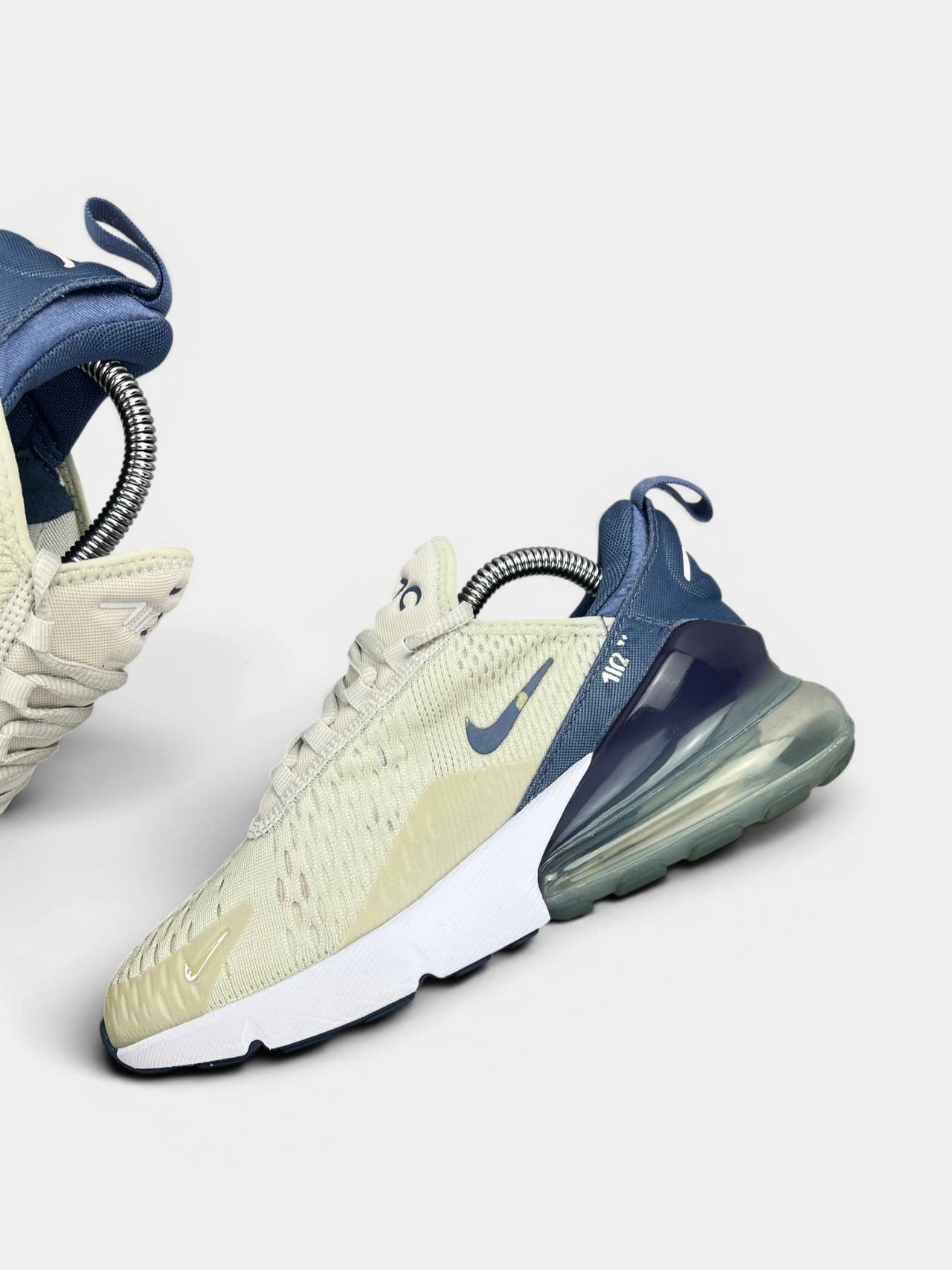 Nike Air Max 720 — buty sportowe damskie w bardzo dobrym stanie rozmiar 38, zewnętrzny panel lewego buta