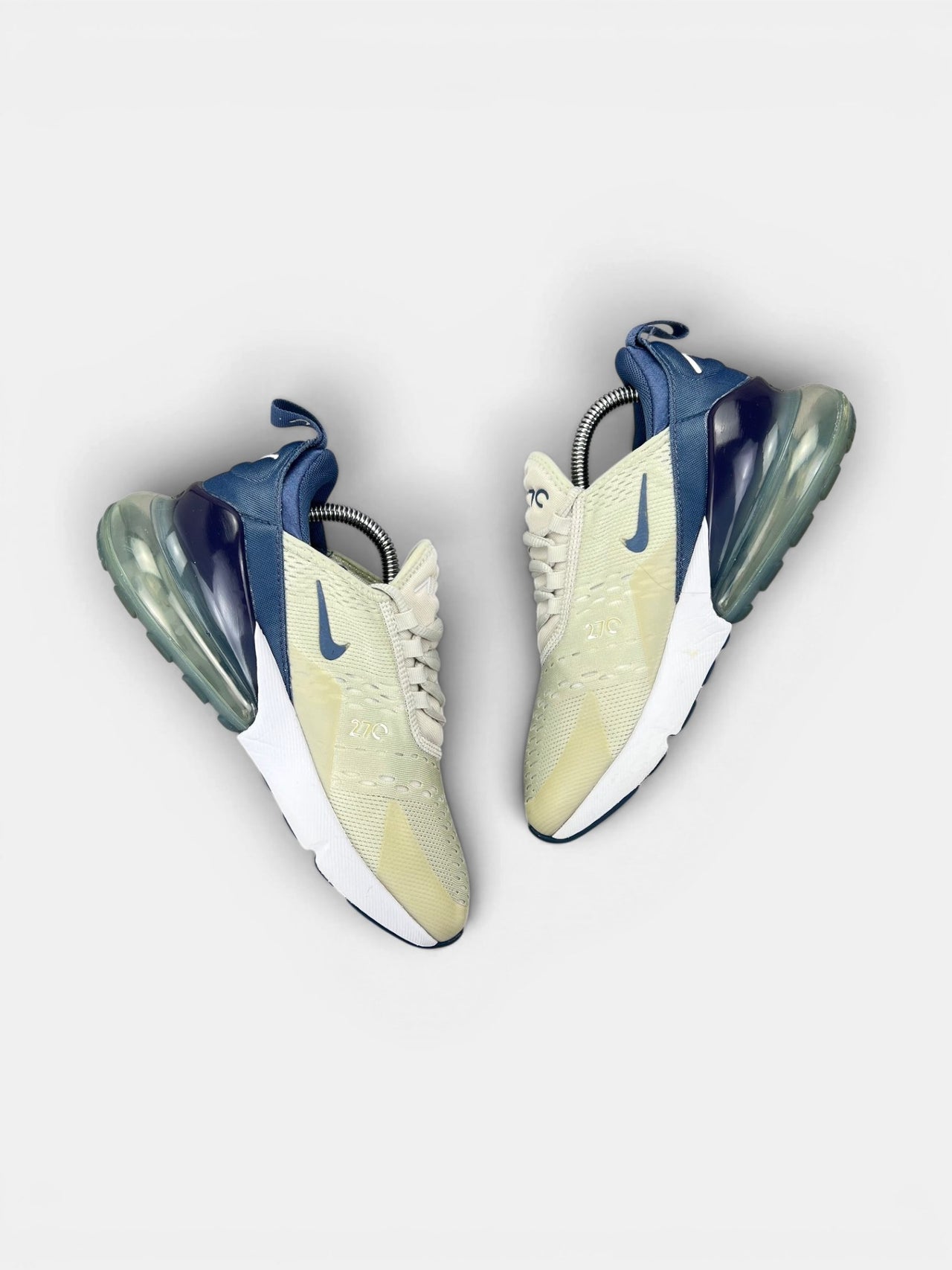 Nike Air Max 720 — buty sportowe damskie w bardzo dobrym stanie rozmiar 38, widok z góry na wewnętrzną stronę butów