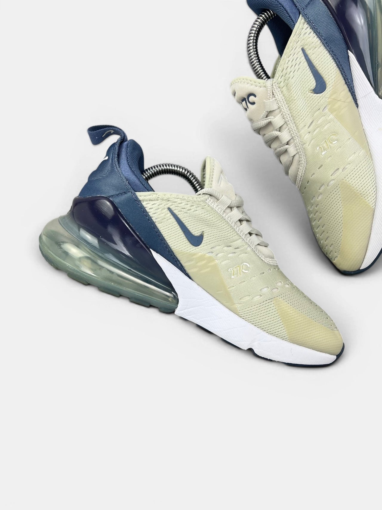 Nike Air Max 720 — buty sportowe damskie w bardzo dobrym stanie rozmiar 38, wewnętrzny panel lewego buta