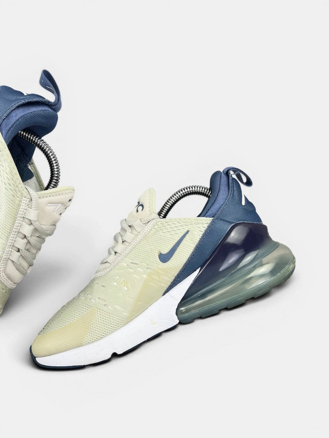 Nike Air Max 720 — buty sportowe damskie w bardzo dobrym stanie rozmiar 38, wewnętrzny panel prawego buta