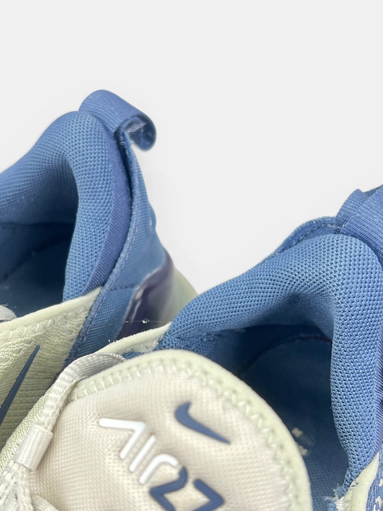 Nike Air Max 720 — buty sportowe damskie w bardzo dobrym stanie rozmiar 38, zapiętki butów