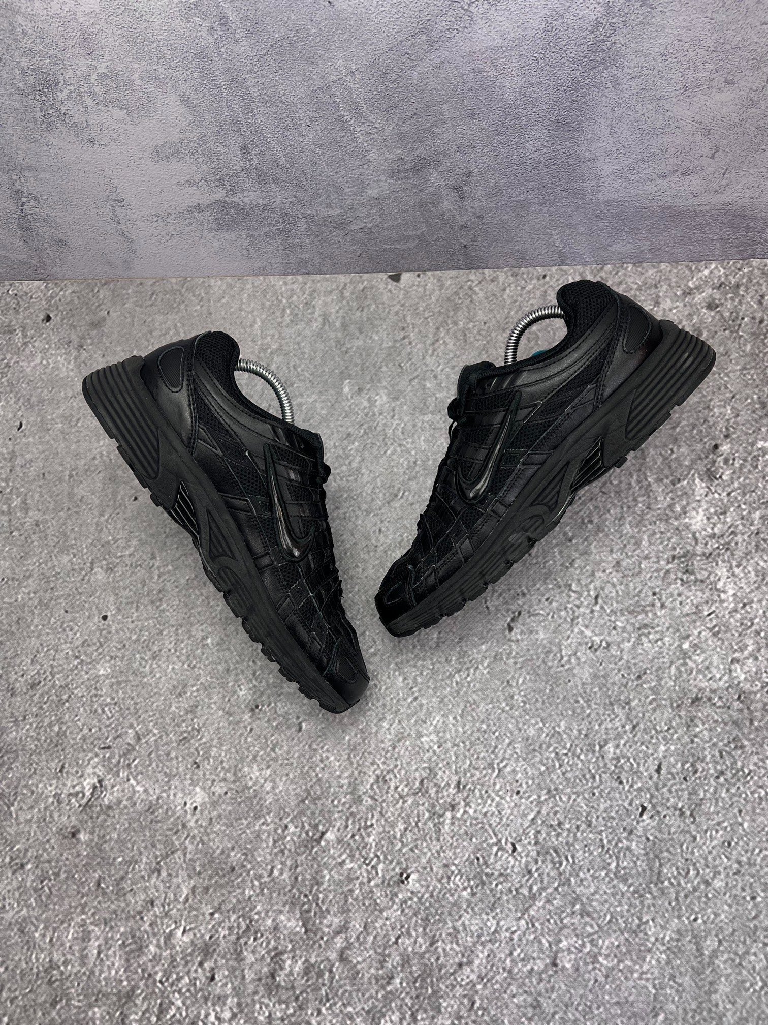 Nike P-6000 Black — buty sportowe męskie w bardzo dobrym stanie rozmiar 42, widok z góry na wewnętrzną stronę butów