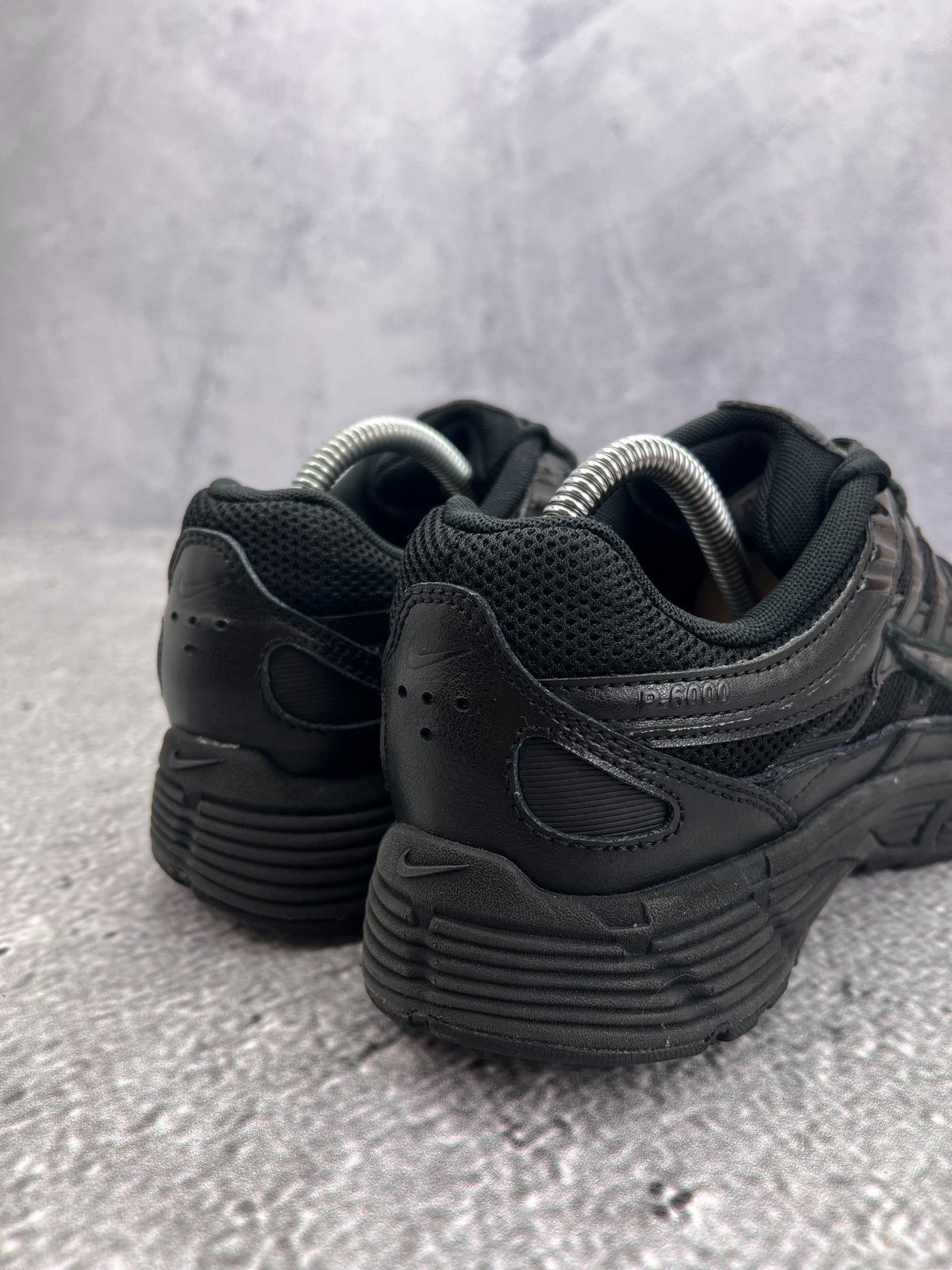 Nike P-6000 Black — buty sportowe męskie w bardzo dobrym stanie rozmiar 42, widok z góry