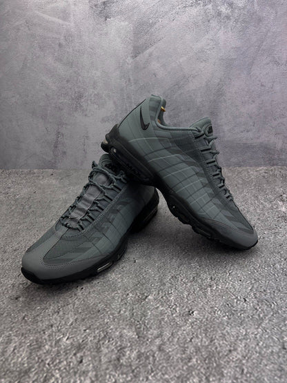 Nike Air Max 95 Ultra Caution Strip — buty sportowe męskie w bardzo dobrym stanie rozmiar 46, boczny profil