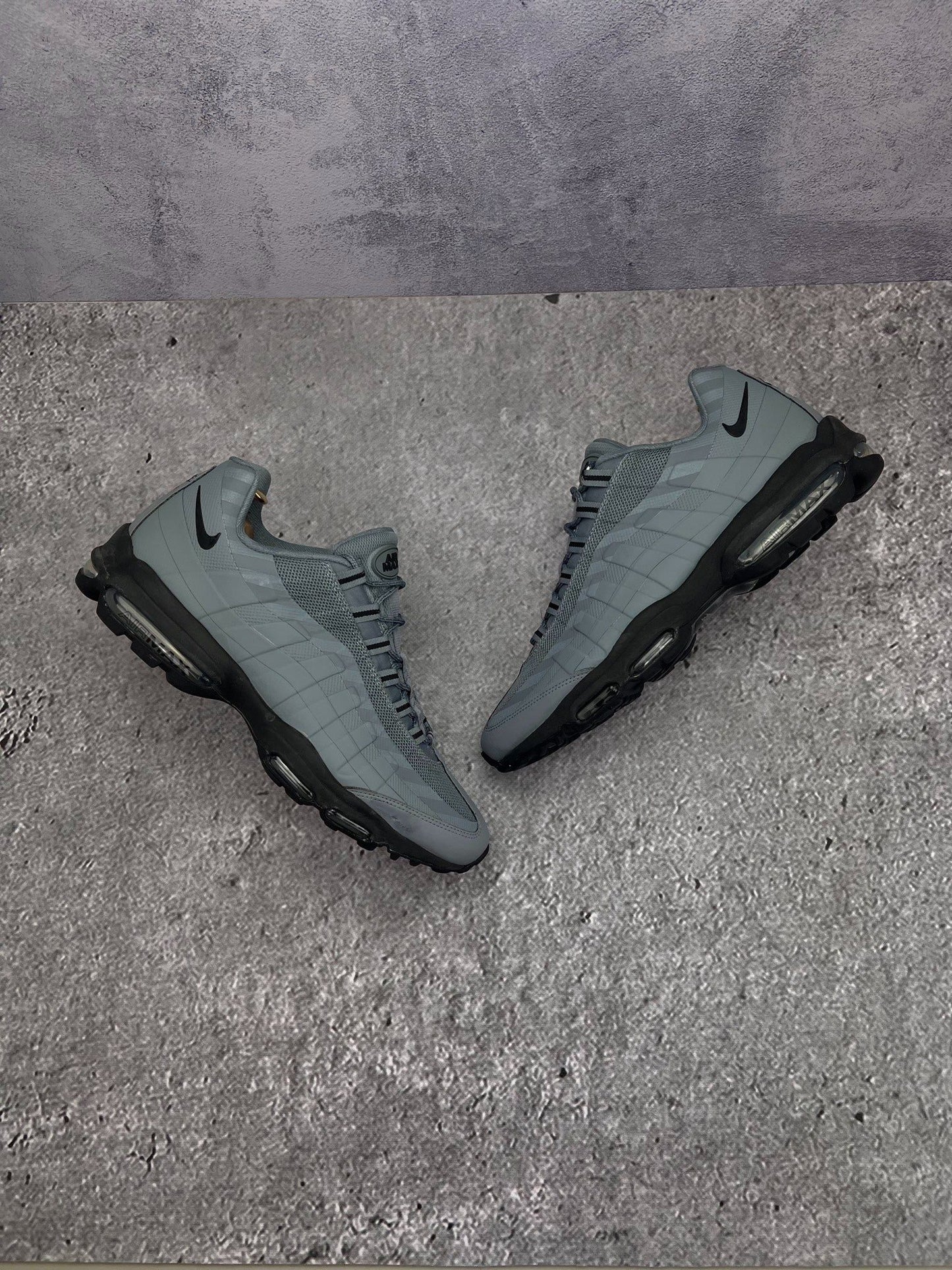 Nike Air Max 95 Ultra Caution Strip — buty sportowe męskie w bardzo dobrym stanie rozmiar 46, widok z góry na zewnętrzną stronę butów