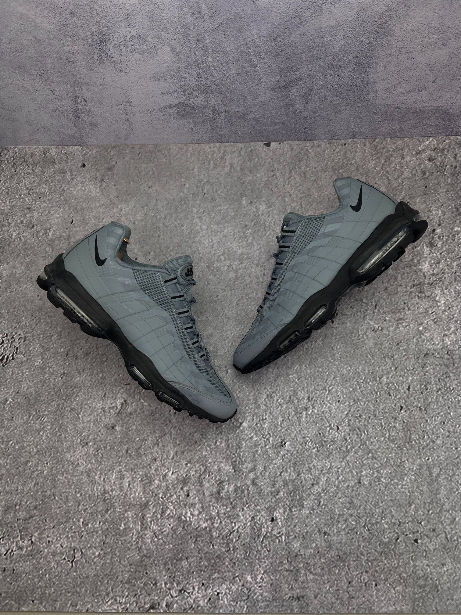 Nike Air Max 95 Ultra Caution Strip — buty sportowe męskie w bardzo dobrym stanie rozmiar 46, widok z góry na zewnętrzną stronę butów