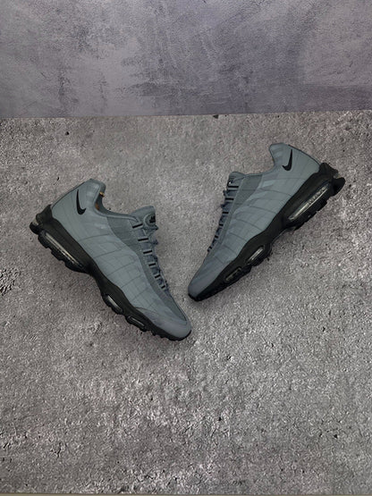 Nike Air Max 95 Ultra Caution Strip — buty sportowe męskie w bardzo dobrym stanie rozmiar 46, widok z góry na zewnętrzną stronę butów