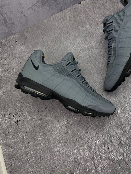Nike Air Max 95 Ultra Caution Strip — buty sportowe męskie w bardzo dobrym stanie rozmiar 46, zewnętrzny panel prawego buta