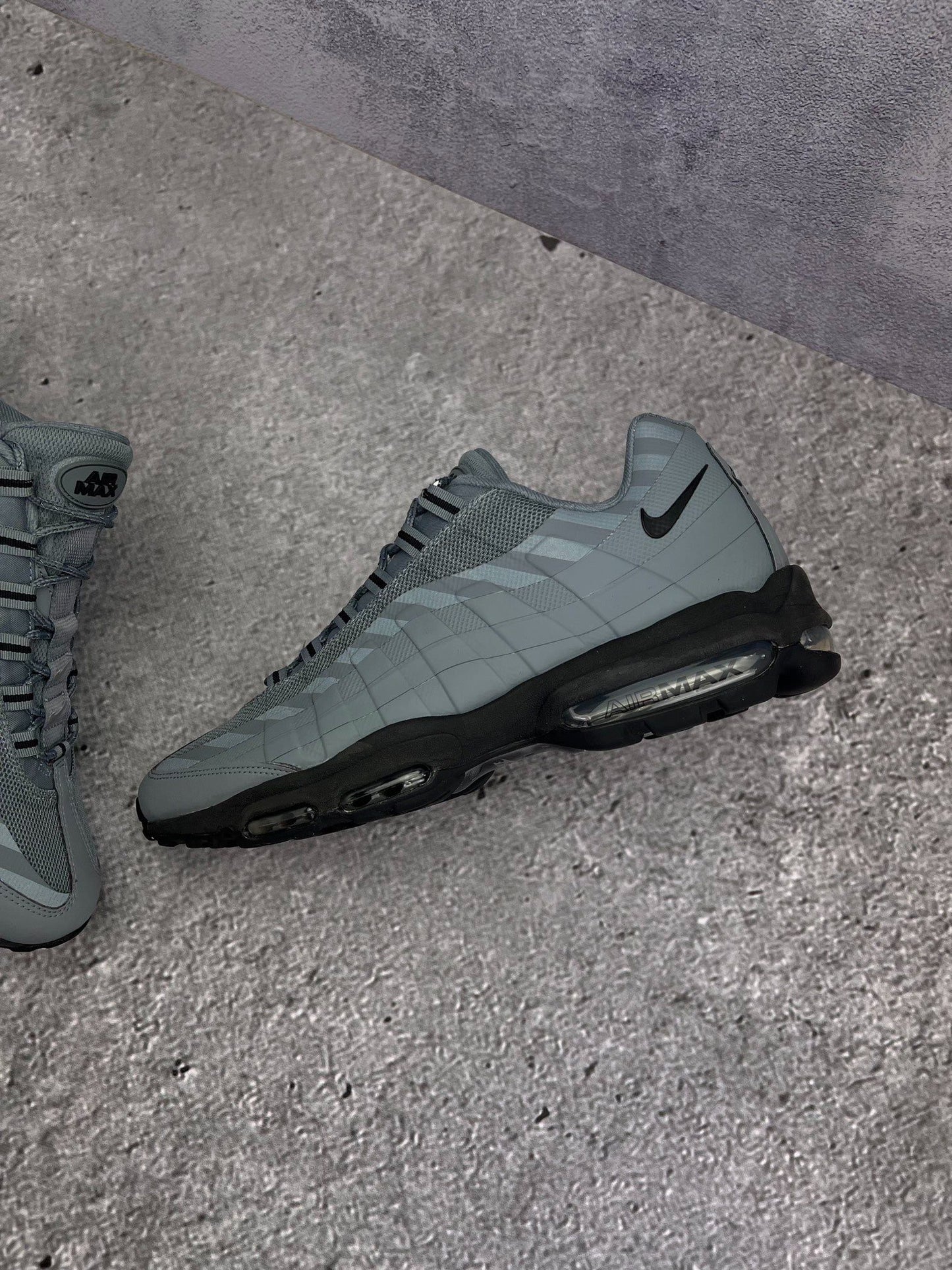 Nike Air Max 95 Ultra Caution Strip — buty sportowe męskie w bardzo dobrym stanie rozmiar 46, zewnętrzny panel lewego buta