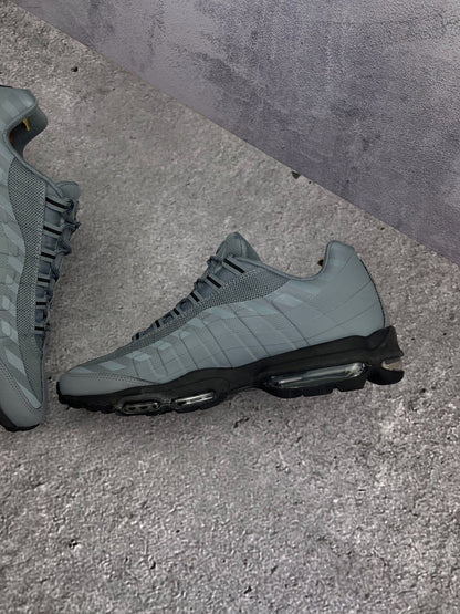 Nike Air Max 95 Ultra Caution Strip — buty sportowe męskie w bardzo dobrym stanie rozmiar 46, wewnętrzny panel prawego buta