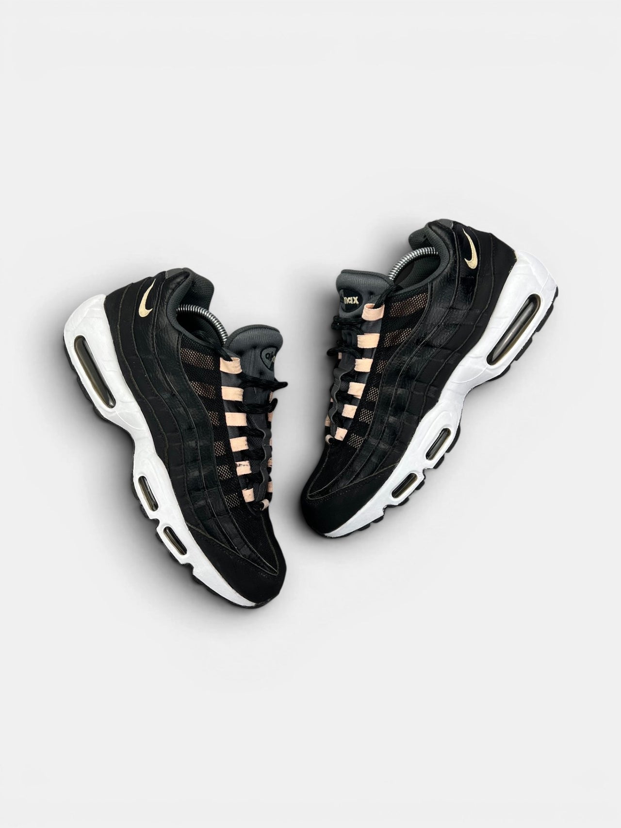 Nike Air Max 95 — buty sportowe męskie w bardzo dobrym stanie rozmiar 44, widok z góry na zewnętrzną stronę butów