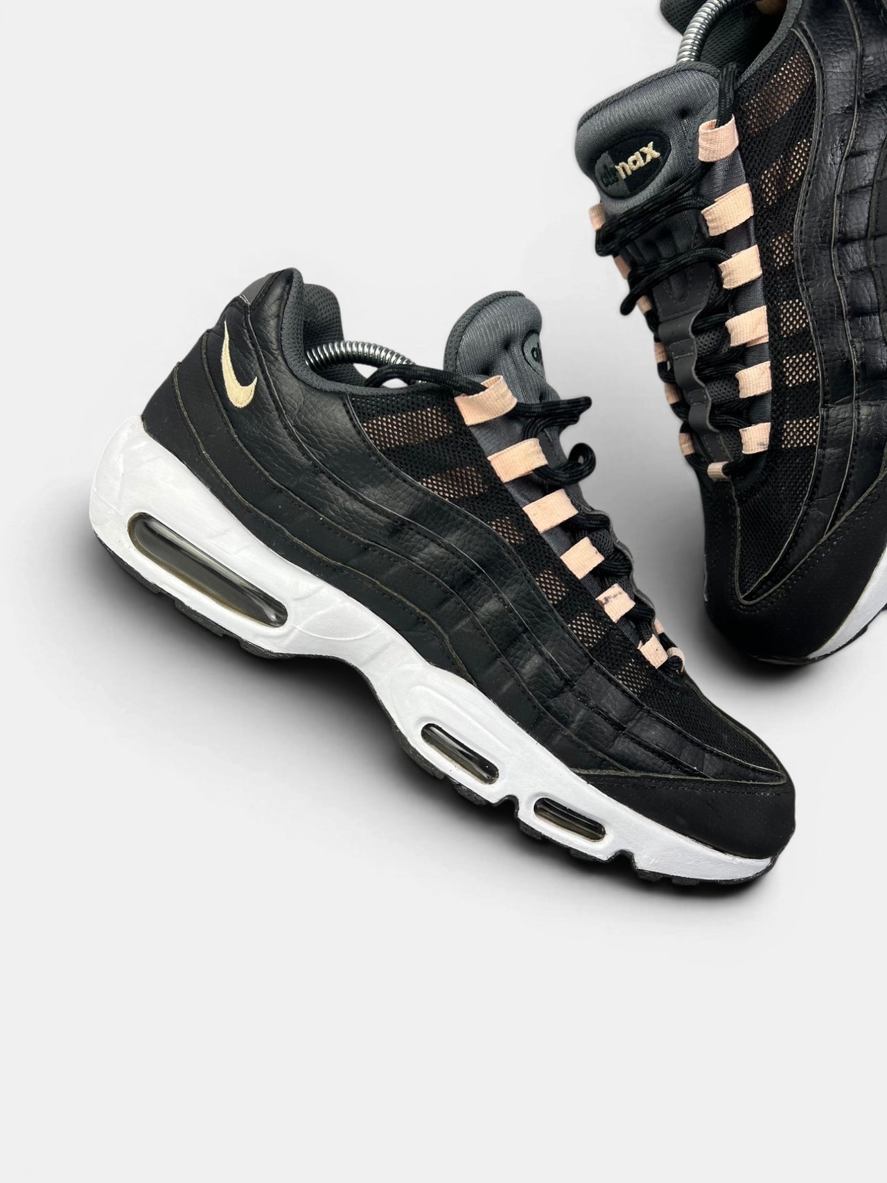 Nike Air Max 95 — buty sportowe męskie w bardzo dobrym stanie rozmiar 44, zewnętrzny panel prawego buta