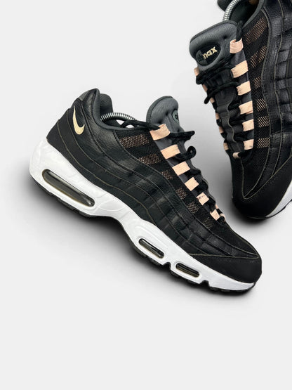 Nike Air Max 95 — buty sportowe męskie w bardzo dobrym stanie rozmiar 44, zewnętrzny panel prawego buta