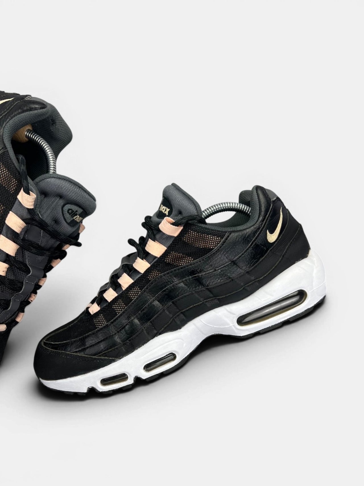 Nike Air Max 95 — buty sportowe męskie w bardzo dobrym stanie rozmiar 44, zewnętrzny panel lewego buta