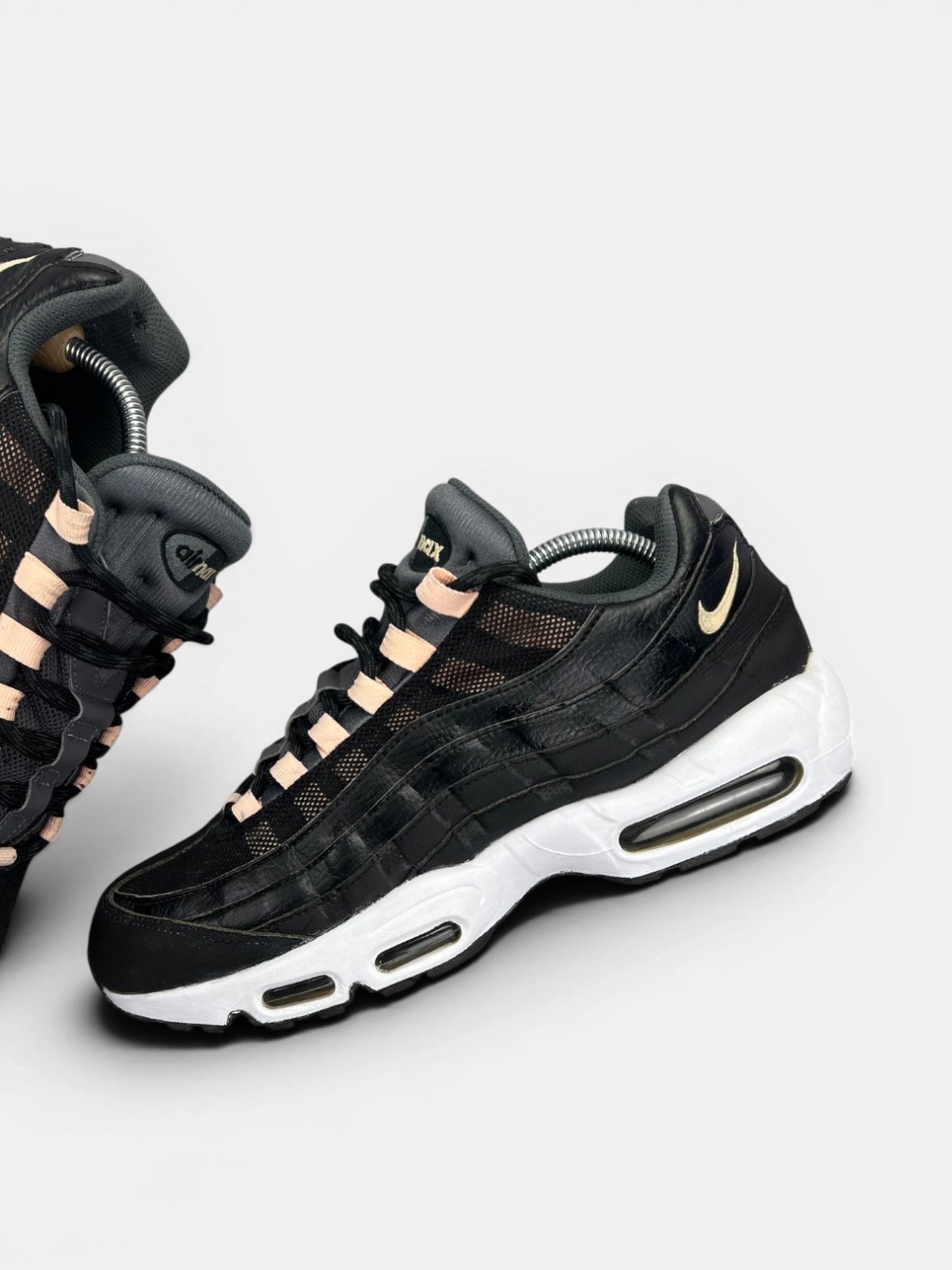 Nike Air Max 95 — buty sportowe męskie w bardzo dobrym stanie rozmiar 44, zewnętrzny panel lewego buta