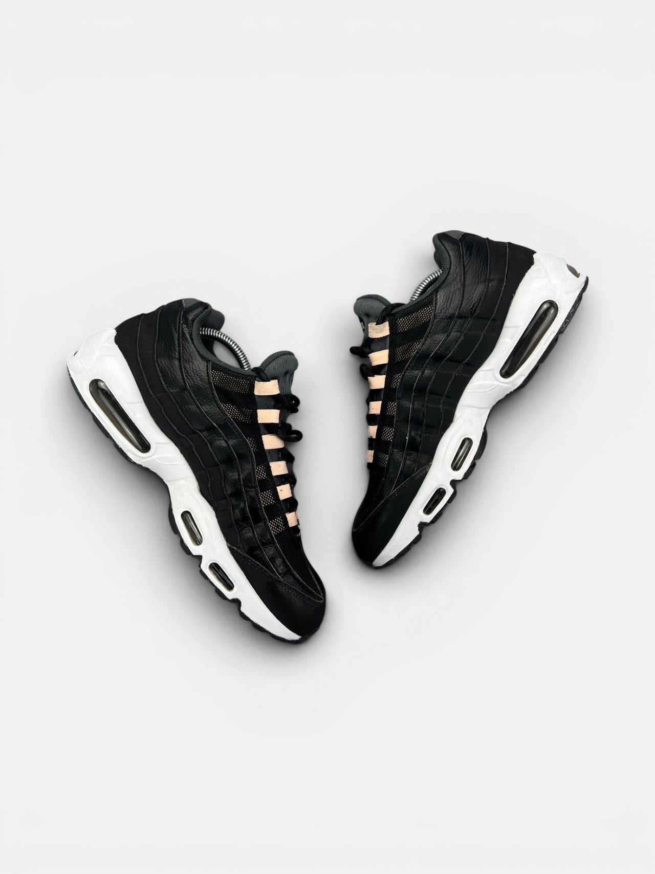 Nike Air Max 95 — buty sportowe męskie w bardzo dobrym stanie rozmiar 44, widok z góry na wewnętrzną stronę butów