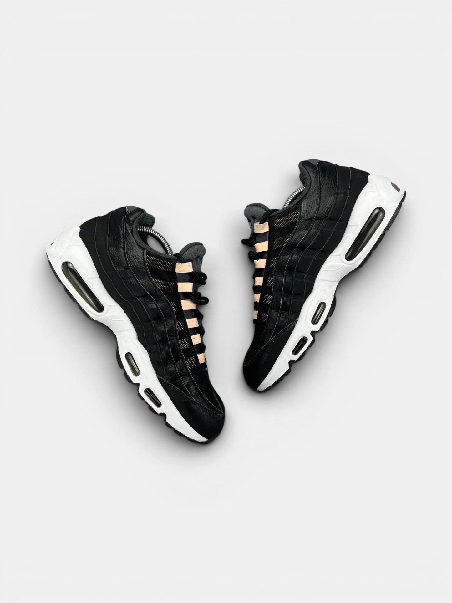 Nike Air Max 95 — buty sportowe męskie w bardzo dobrym stanie rozmiar 44, widok z góry na wewnętrzną stronę butów