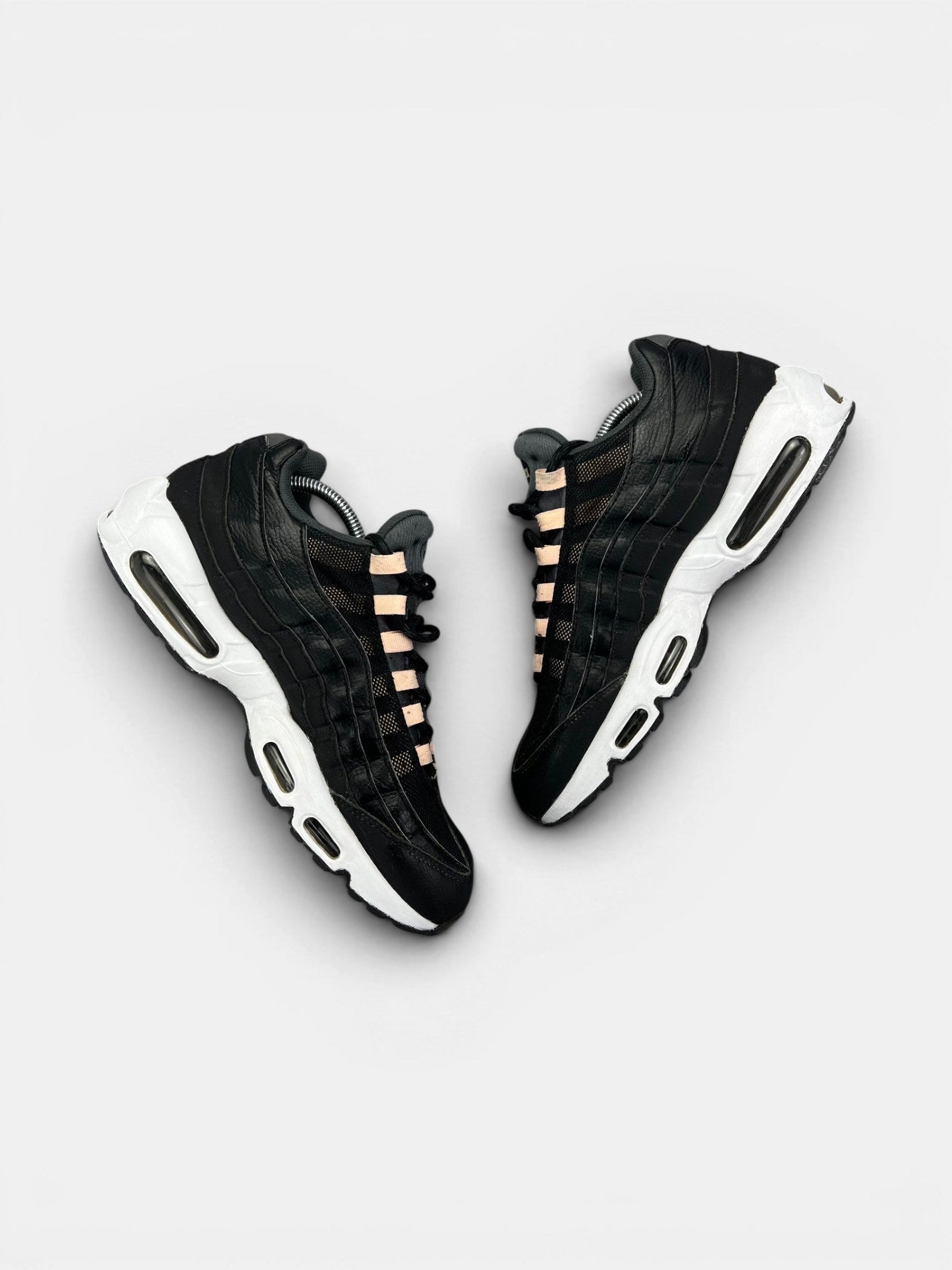 Nike Air Max 95 — buty sportowe męskie w bardzo dobrym stanie rozmiar 44, widok z góry na wewnętrzną stronę butów