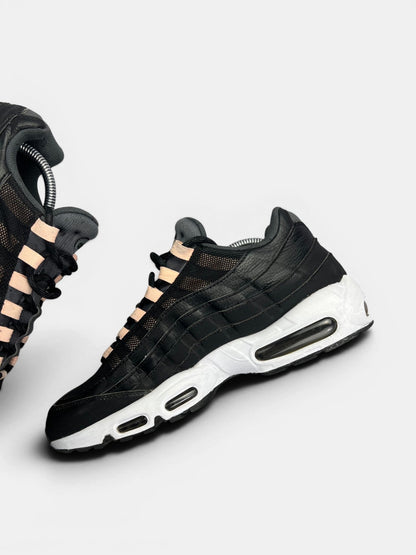 Nike Air Max 95 — buty sportowe męskie w bardzo dobrym stanie rozmiar 44, wewnętrzny panel prawego buta
