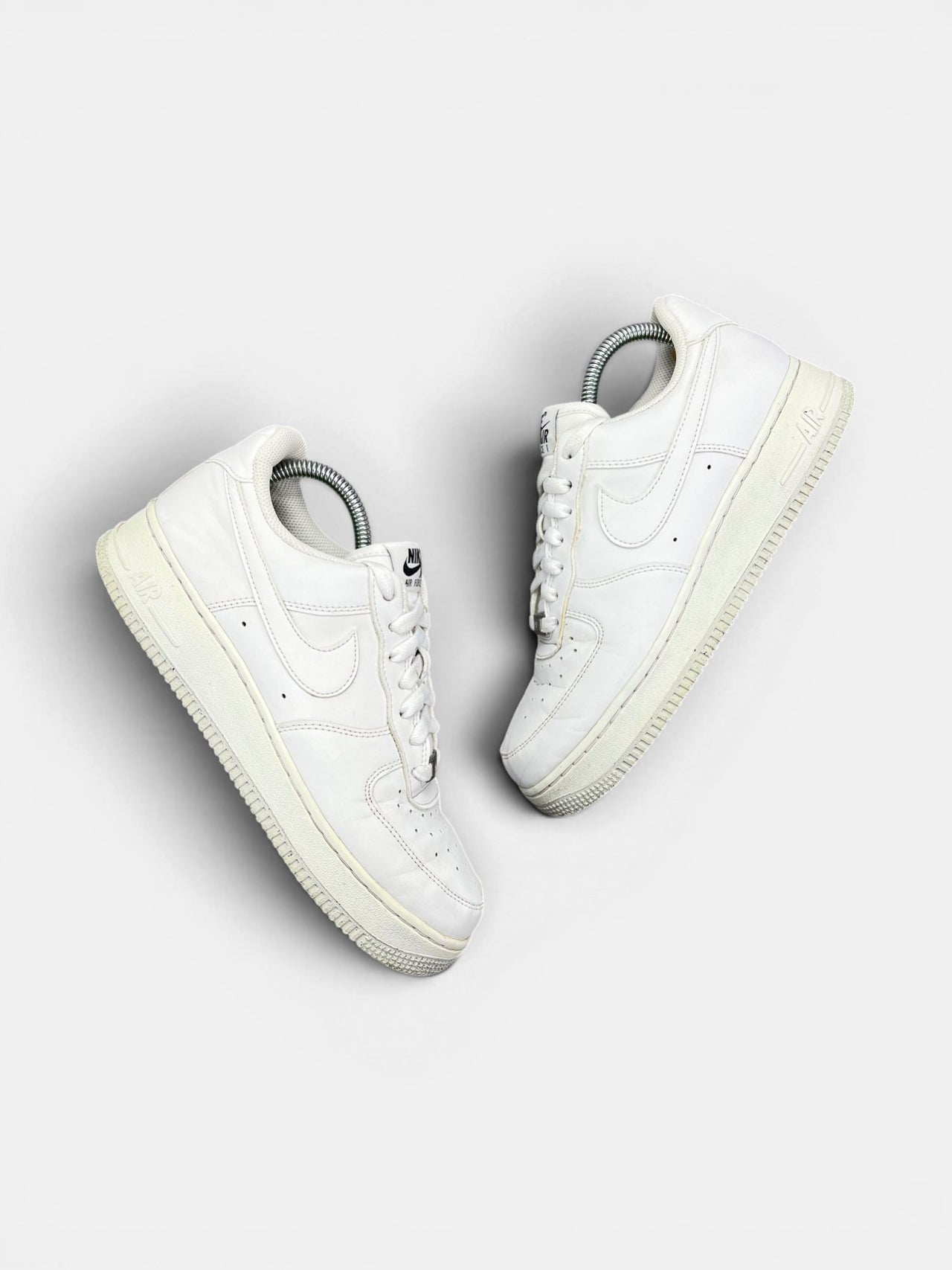 Nike Air Force 1 '07 Next Nature — buty sportowe damskie w bardzo dobrym stanie rozmiar 39, widok z góry na zewnętrzną stronę butów