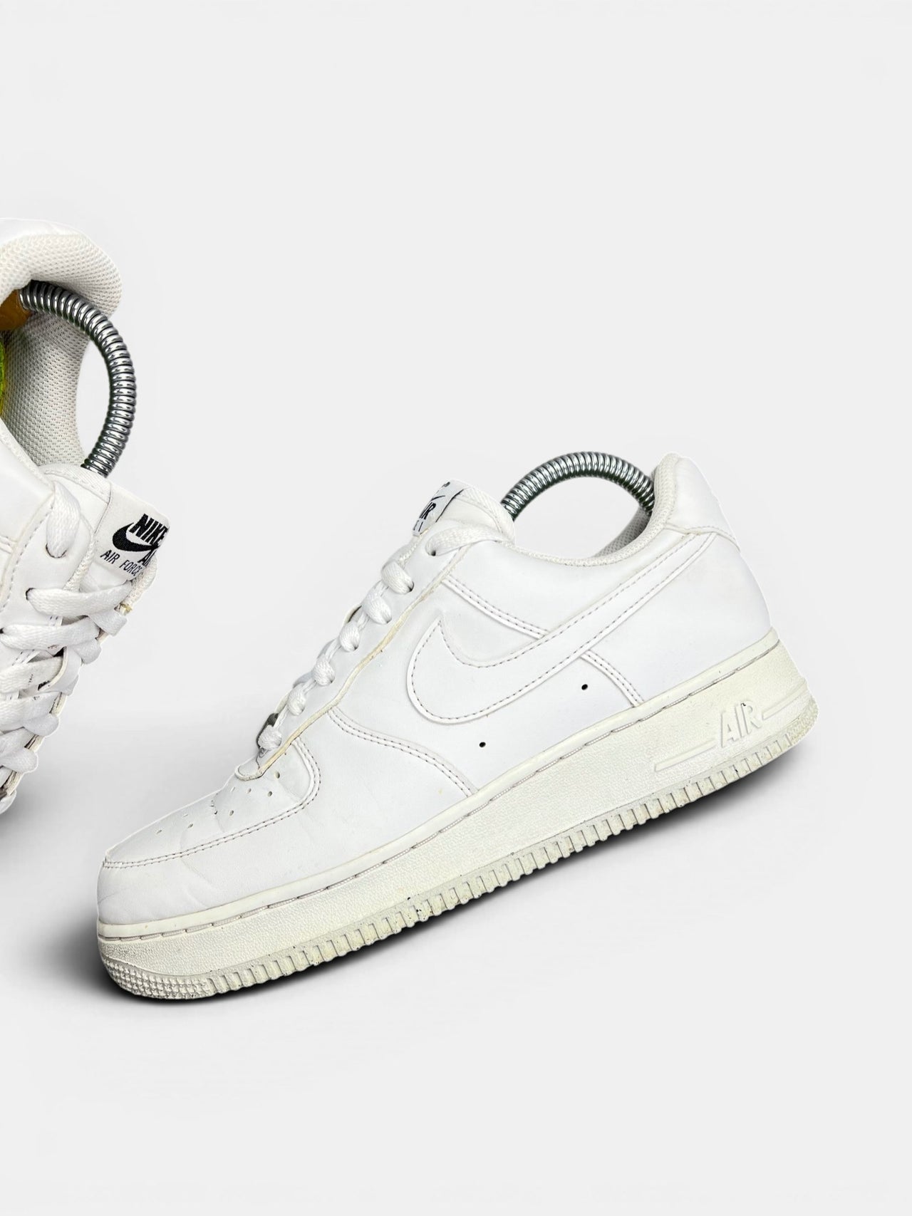 Nike Air Force 1 '07 Next Nature — buty sportowe damskie w bardzo dobrym stanie rozmiar 39, zewnętrzny panel lewego buta