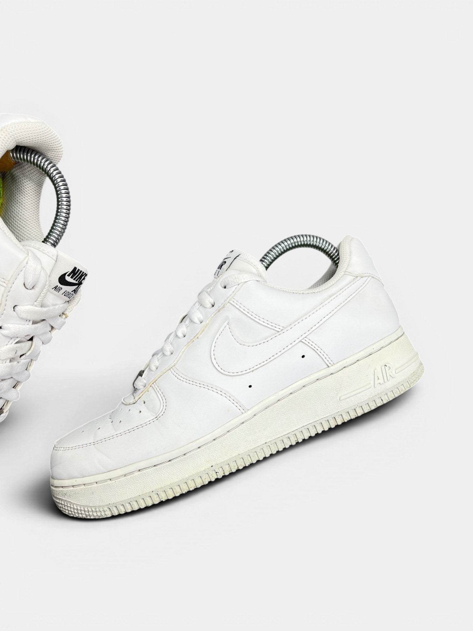 Nike Air Force 1 '07 Next Nature — buty sportowe damskie w bardzo dobrym stanie rozmiar 39, zewnętrzny panel lewego buta