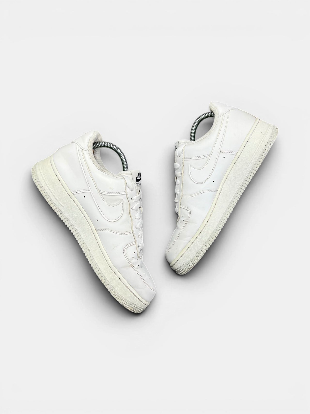 Nike Air Force 1 '07 Next Nature — buty sportowe damskie w bardzo dobrym stanie rozmiar 39, widok z góry na wewnętrzną stronę butów