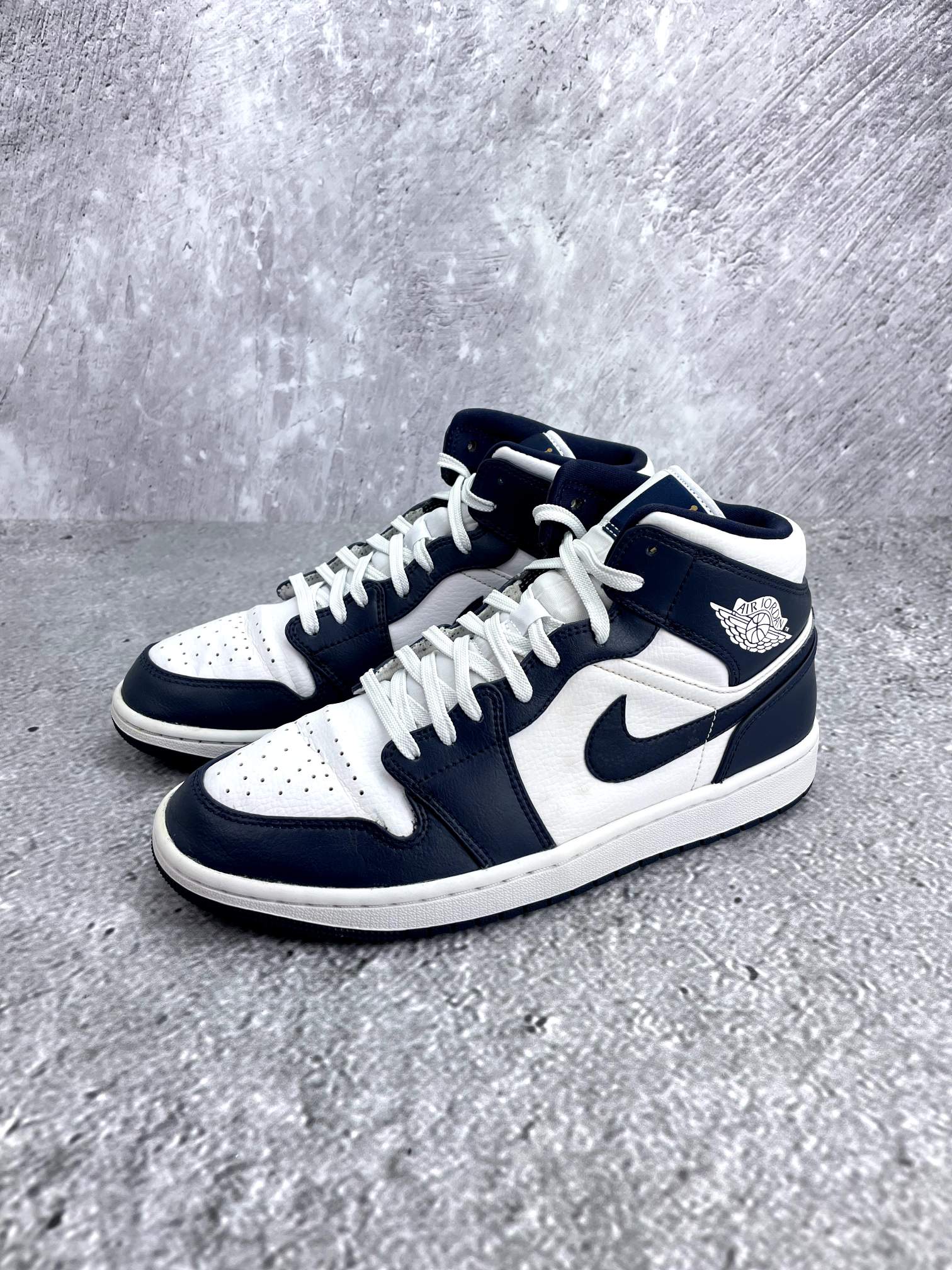 Jordan Air Jordan 1 Mid SE Obsidian - buty sportowe, widok z boku na tle studyjnym