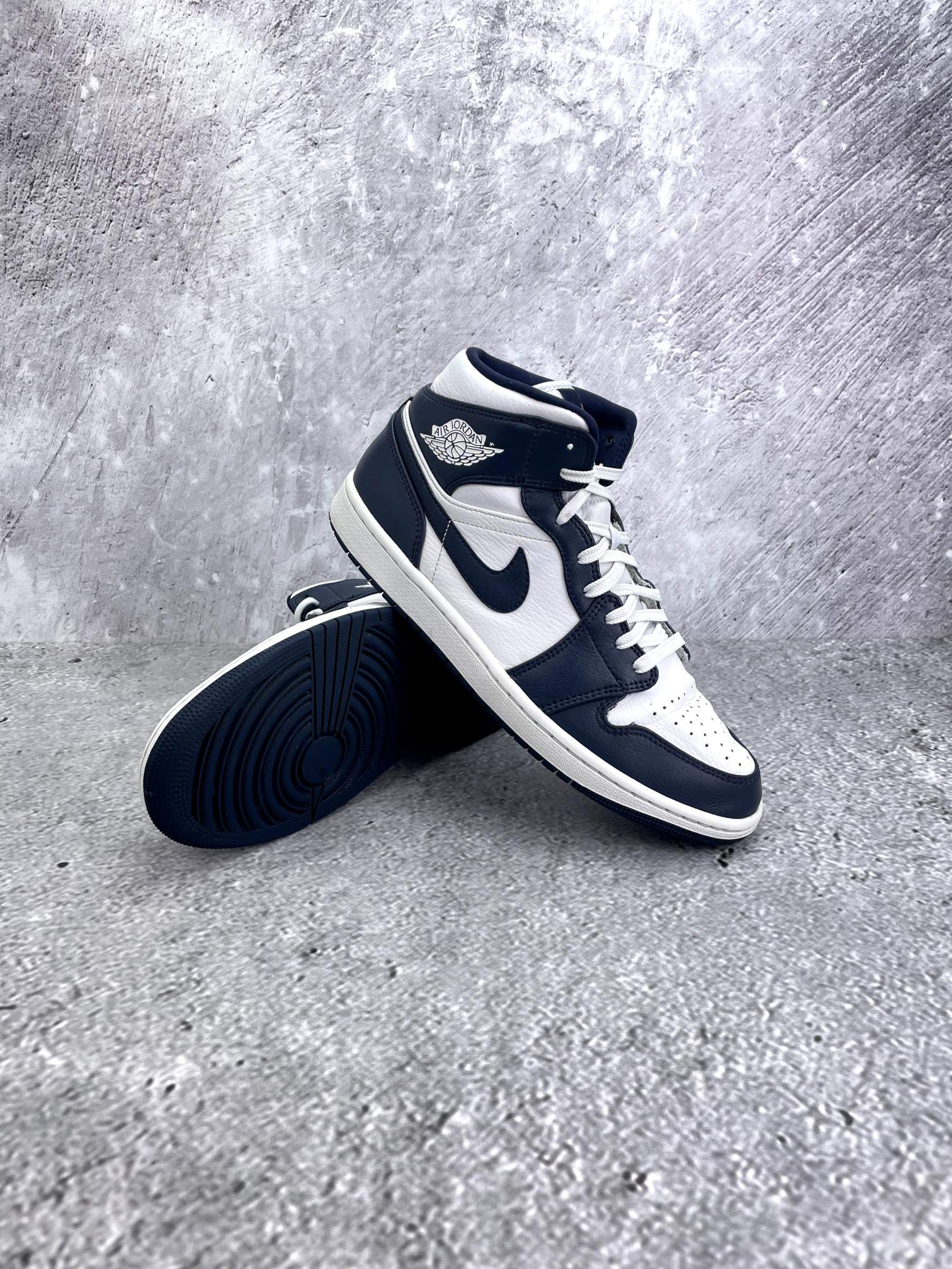 Jordan Air Jordan 1 Mid SE Obsidian - buty sportowe, para butów, widok z boku na tle studyjnym