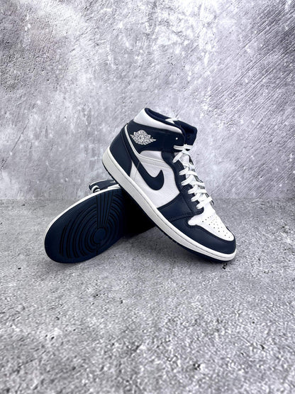 Jordan Air Jordan 1 Mid SE Obsidian - buty sportowe, para butów, widok z boku na tle studyjnym