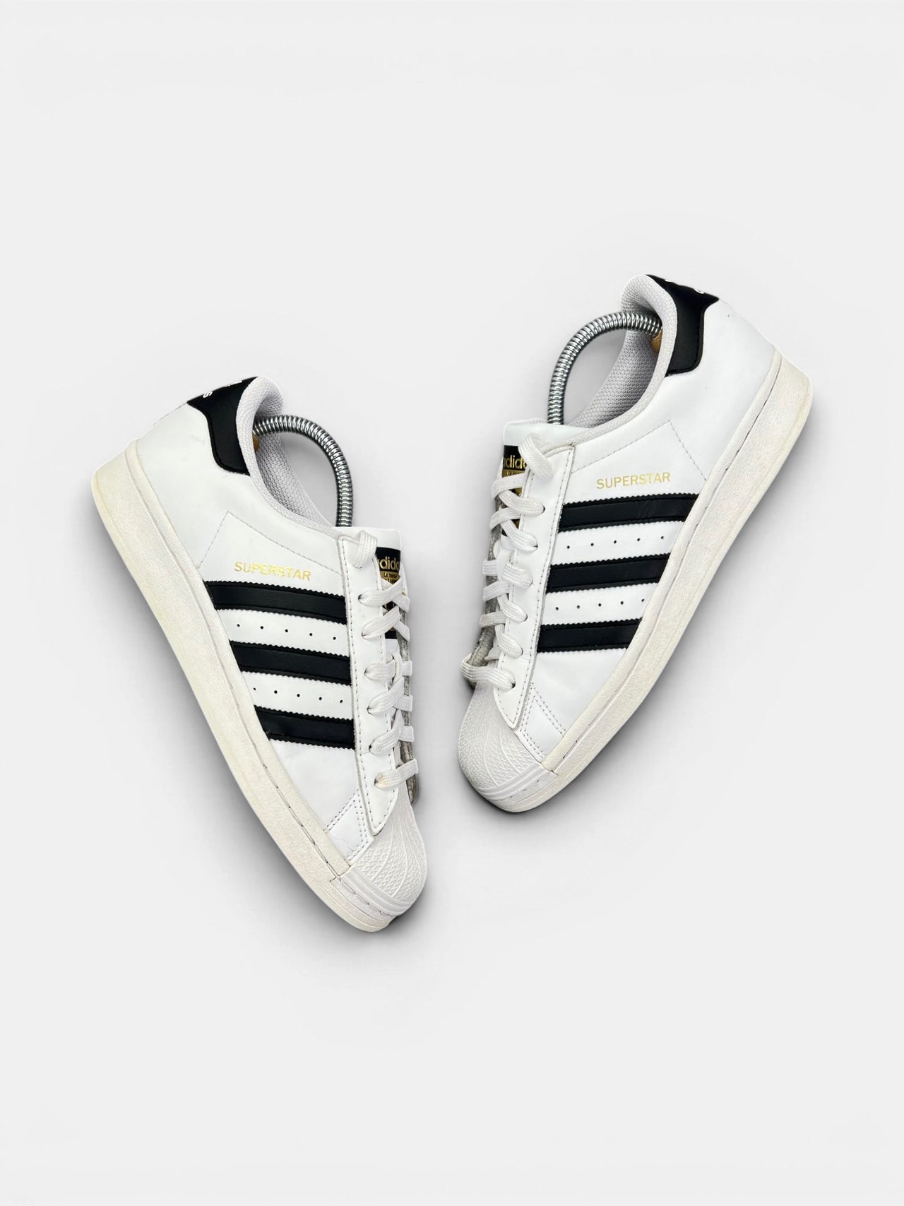 Adidas Superstar White Black — buty sportowe damskie w bardzo dobrym stanie rozmiar 40, widok z góry na zewnętrzną stronę butów