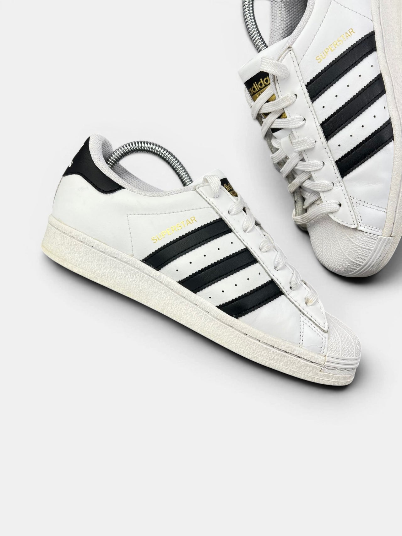 Adidas Superstar White Black — buty sportowe damskie w bardzo dobrym stanie rozmiar 40, zewnętrzny panel prawego buta