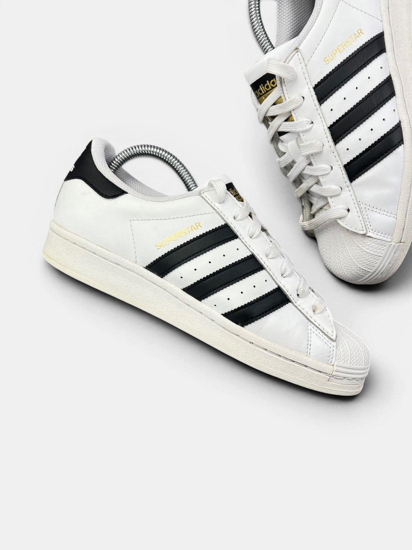 Adidas Superstar White Black — buty sportowe damskie w bardzo dobrym stanie rozmiar 40, zewnętrzny panel prawego buta