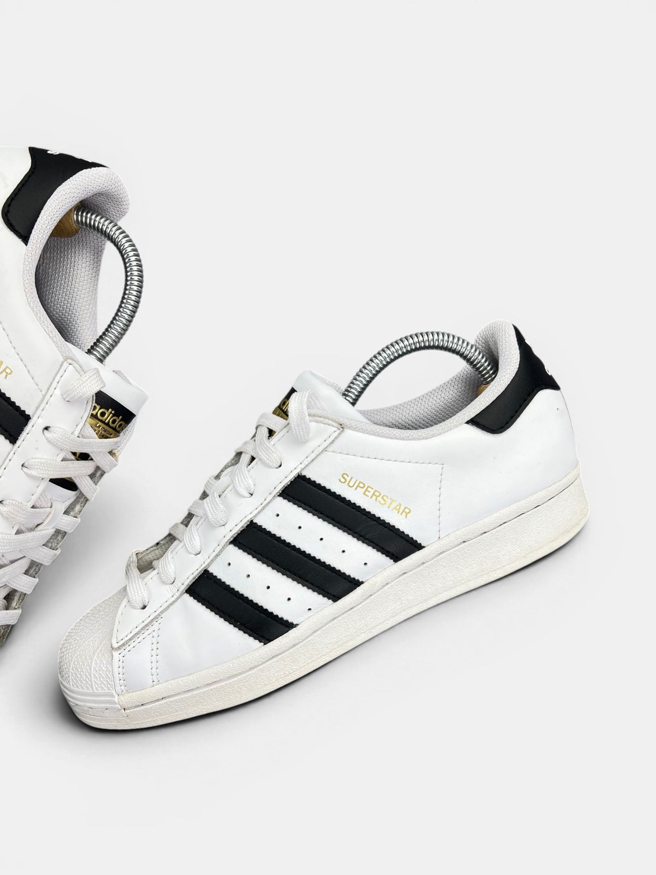 Adidas Superstar White Black — buty sportowe damskie w bardzo dobrym stanie rozmiar 40, zewnętrzny panel lewego buta