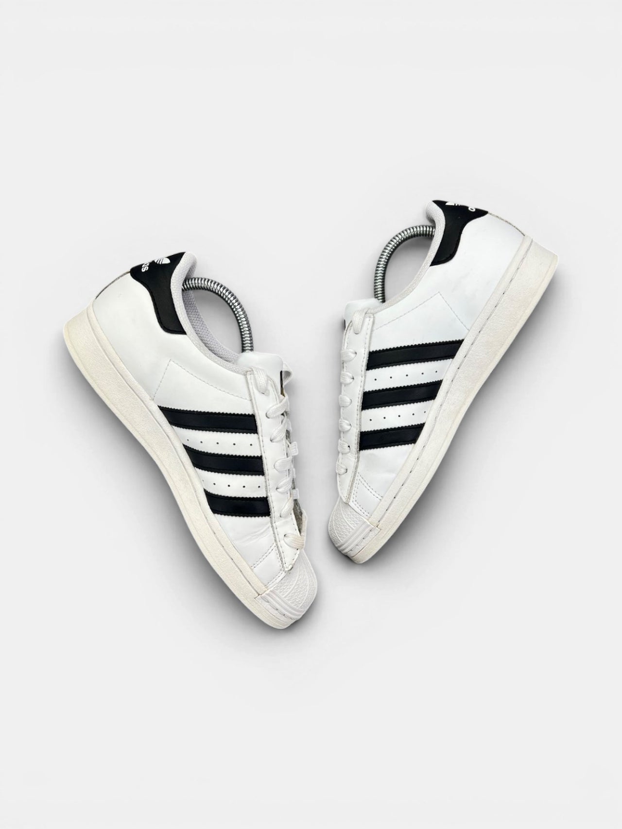 Adidas Superstar White Black — buty sportowe damskie w bardzo dobrym stanie rozmiar 40, widok z góry na wewnętrzną stronę butów