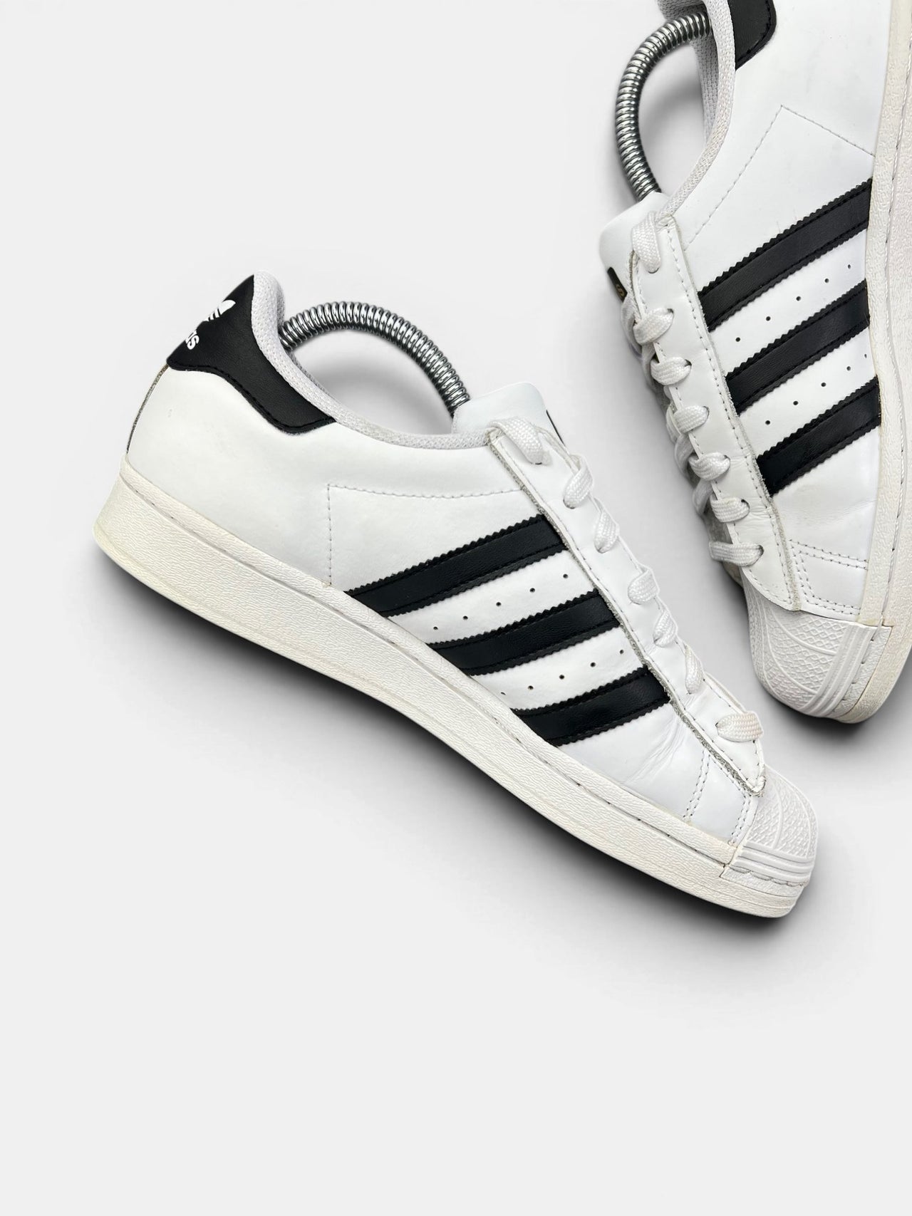 Adidas Superstar White Black — buty sportowe damskie w bardzo dobrym stanie rozmiar 40, wewnętrzny panel lewego buta