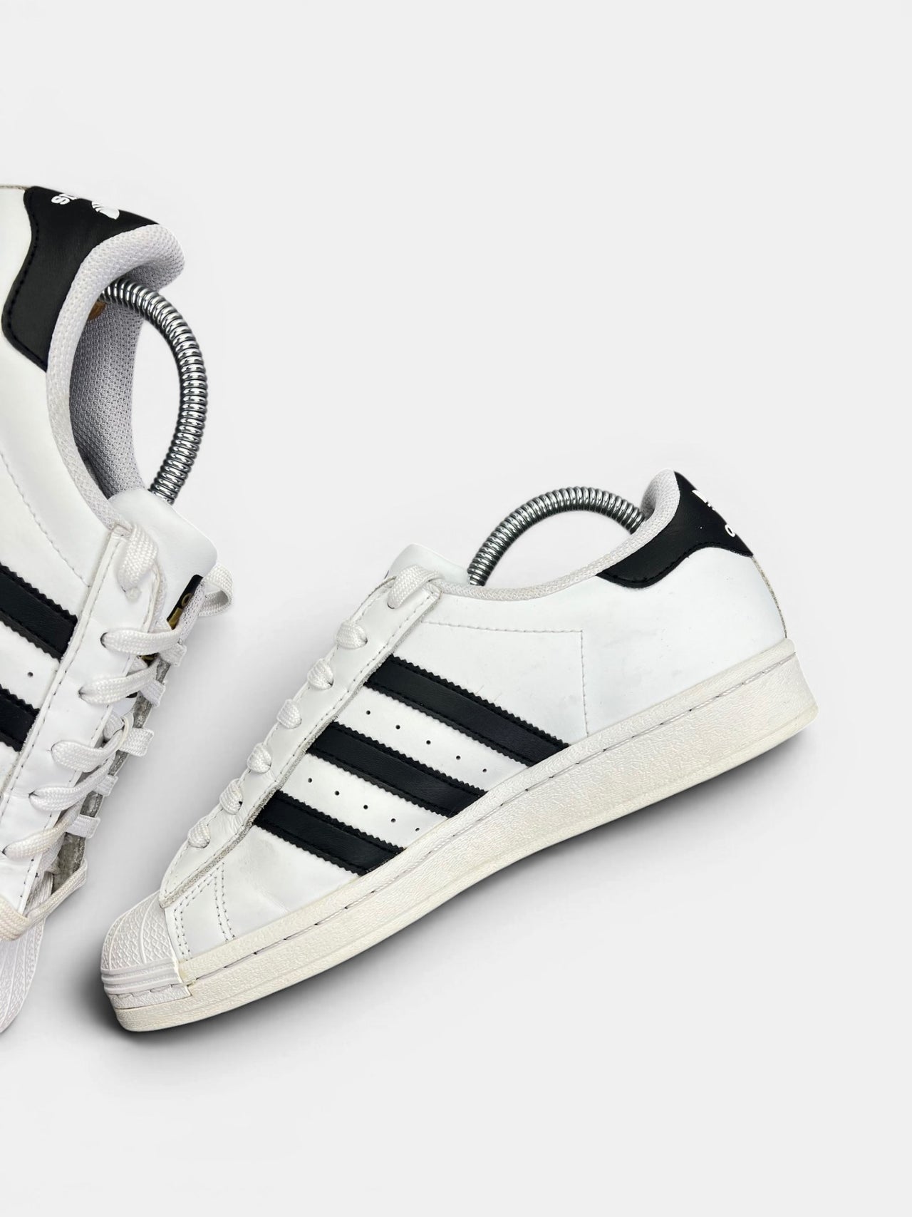 Adidas Superstar White Black — buty sportowe damskie w bardzo dobrym stanie rozmiar 40, wewnętrzny panel prawego buta