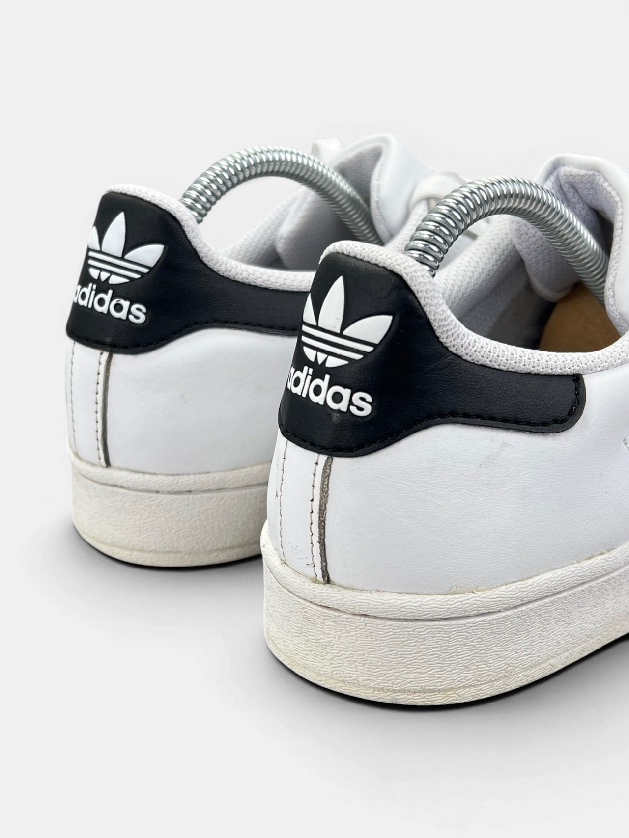 Adidas Superstar White Black — buty sportowe damskie w bardzo dobrym stanie rozmiar 40, widok z tyłu