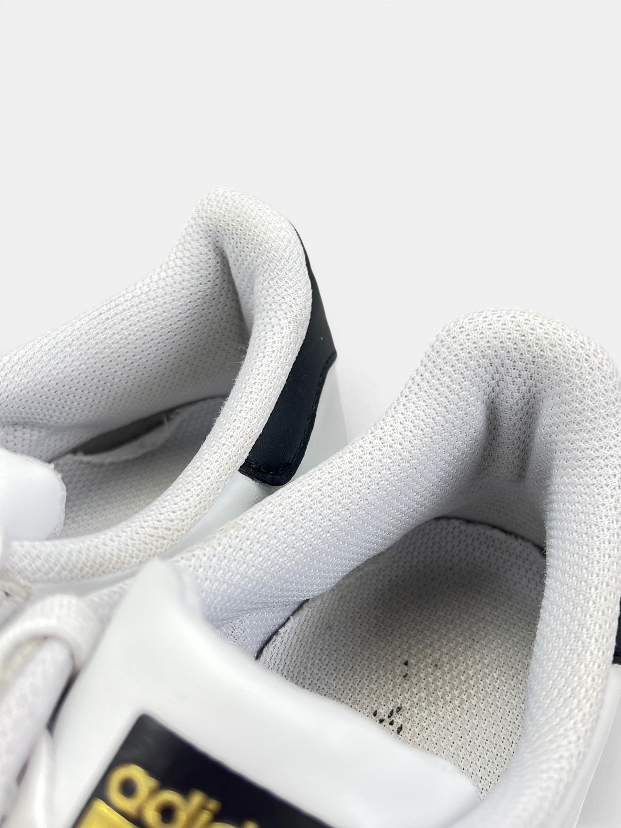 Adidas Superstar White Black — buty sportowe damskie w bardzo dobrym stanie rozmiar 40, zapiętki butów
