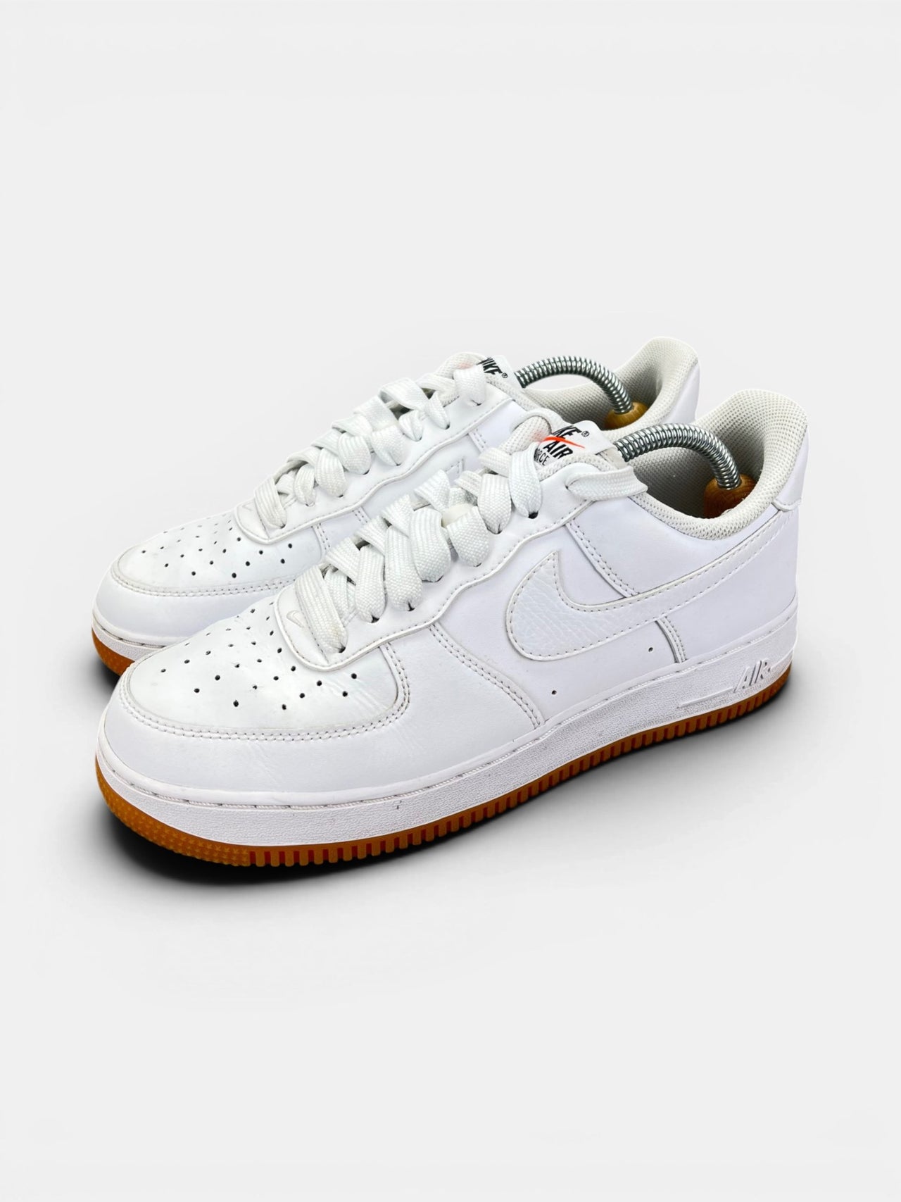 Nike Air Force 1 Low White Gum — buty sportowe męskie w bardzo dobrym stanie rozmiar 42, widok z boku