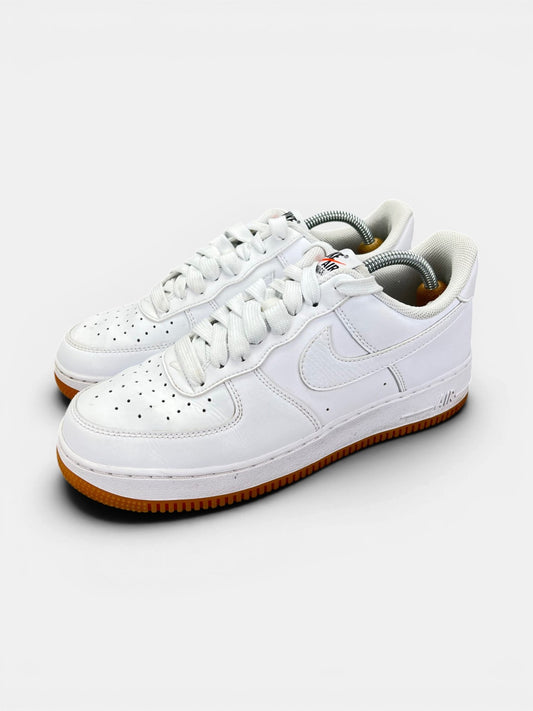 Nike Air Force 1 Low White Gum — buty sportowe męskie w bardzo dobrym stanie rozmiar 42, widok z boku