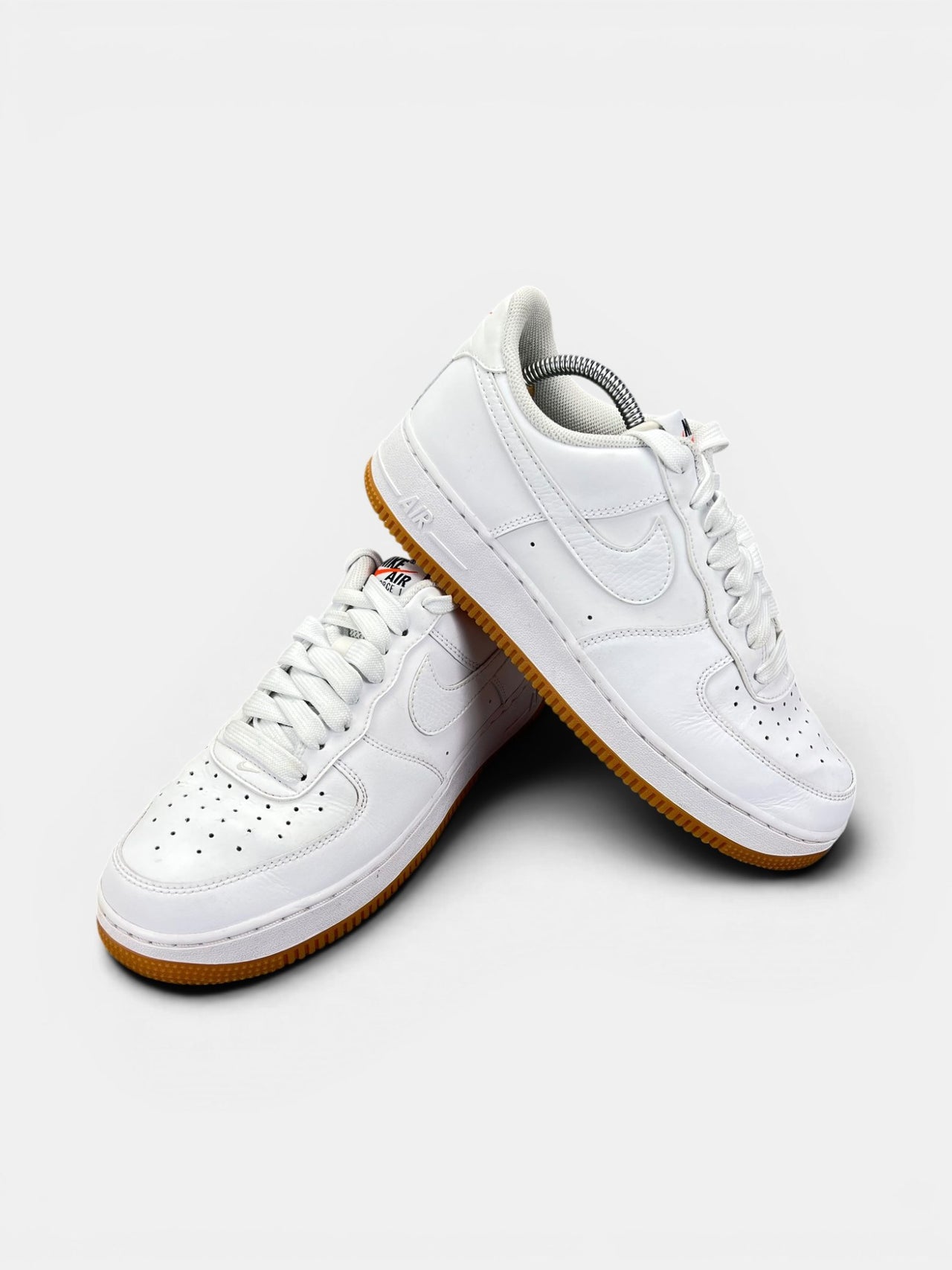 Nike Air Force 1 Low White Gum — buty sportowe męskie w bardzo dobrym stanie rozmiar 42, boczny profil
