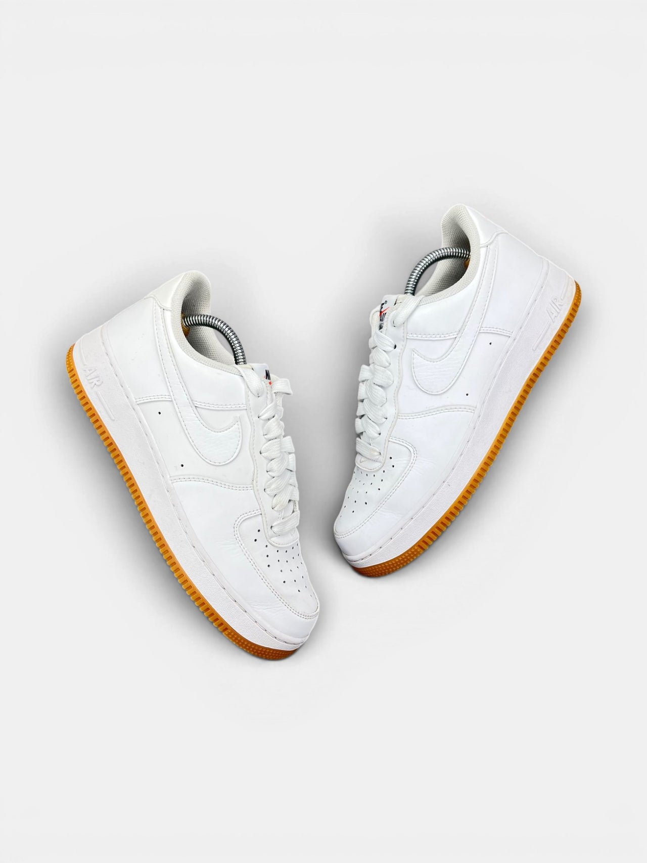 Nike Air Force 1 Low White Gum — buty sportowe męskie w bardzo dobrym stanie rozmiar 42, widok z góry na zewnętrzną stronę butów