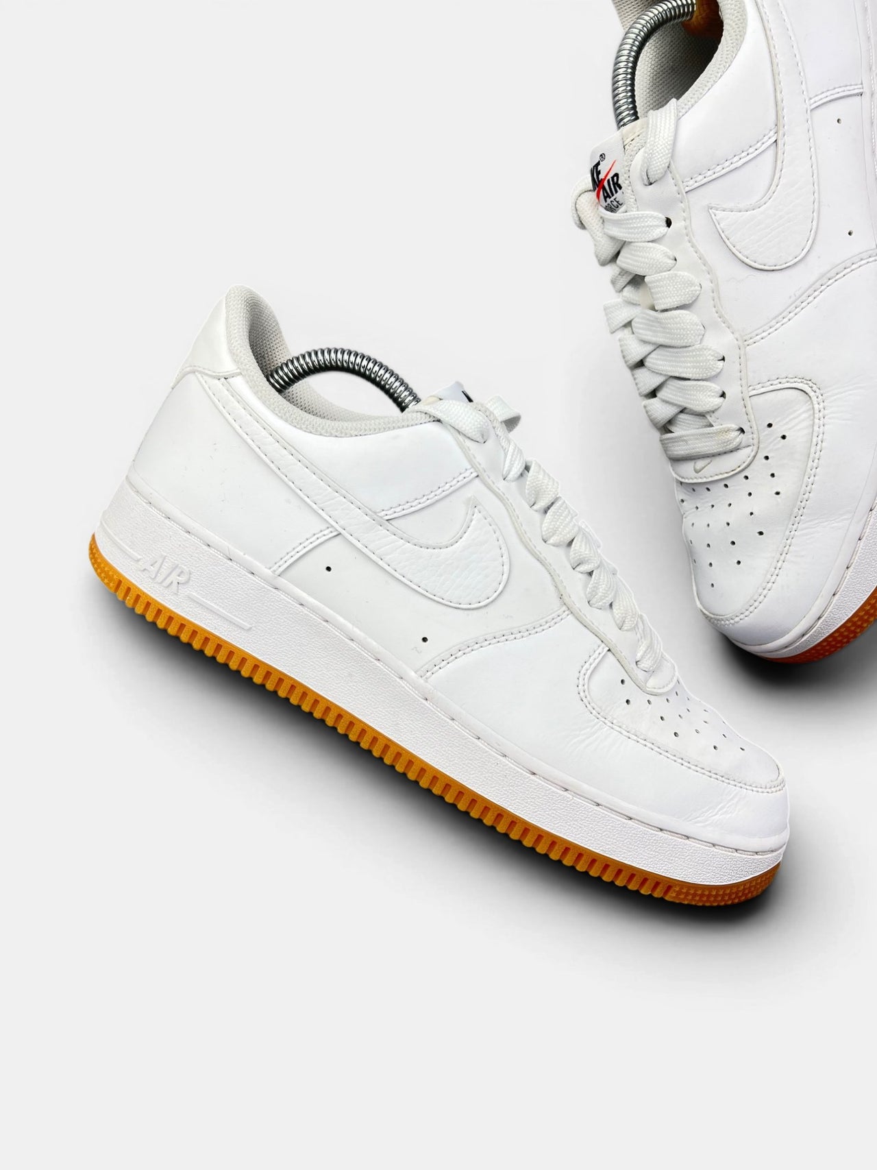 Nike Air Force 1 Low White Gum — buty sportowe męskie w bardzo dobrym stanie rozmiar 42, zewnętrzny panel prawego buta