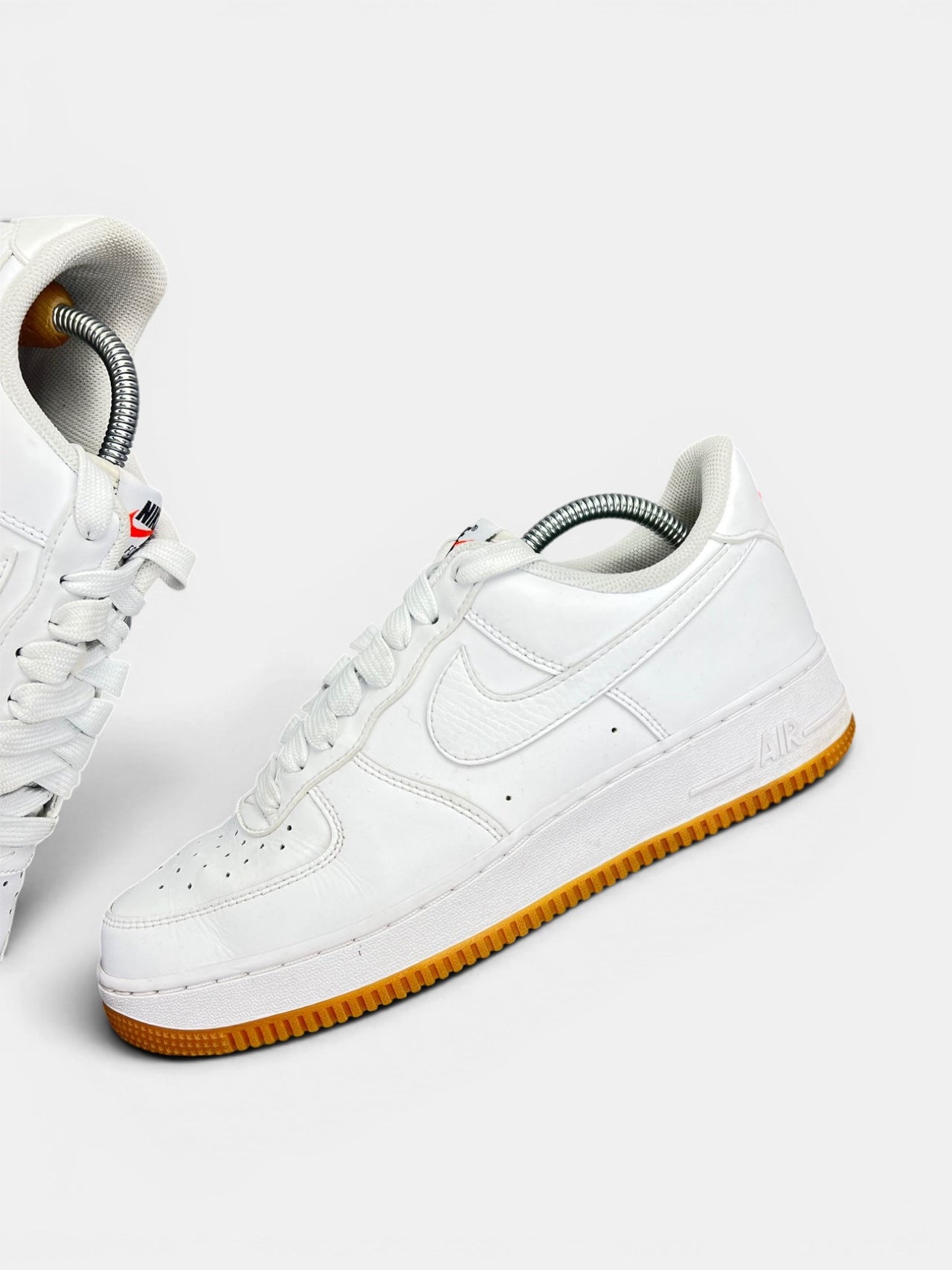 Nike Air Force 1 Low White Gum — buty sportowe męskie w bardzo dobrym stanie rozmiar 42, zewnętrzny panel lewego buta
