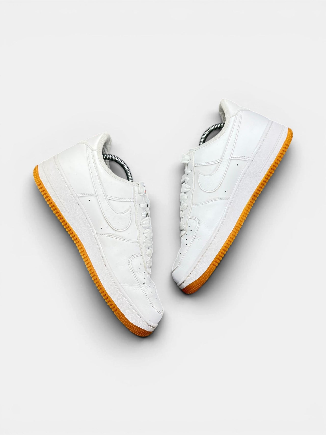 Nike Air Force 1 Low White Gum — buty sportowe męskie w bardzo dobrym stanie rozmiar 42, widok z góry na wewnętrzną stronę butów