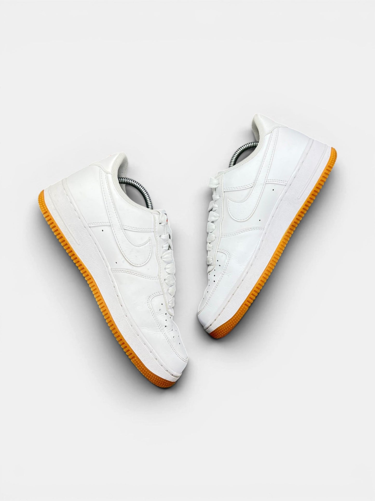 Nike Air Force 1 Low White Gum — buty sportowe męskie w bardzo dobrym stanie rozmiar 42, widok z góry na wewnętrzną stronę butów
