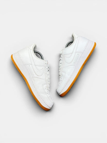 Nike Air Force 1 Low White Gum — buty sportowe męskie w bardzo dobrym stanie rozmiar 42, widok z góry na wewnętrzną stronę butów