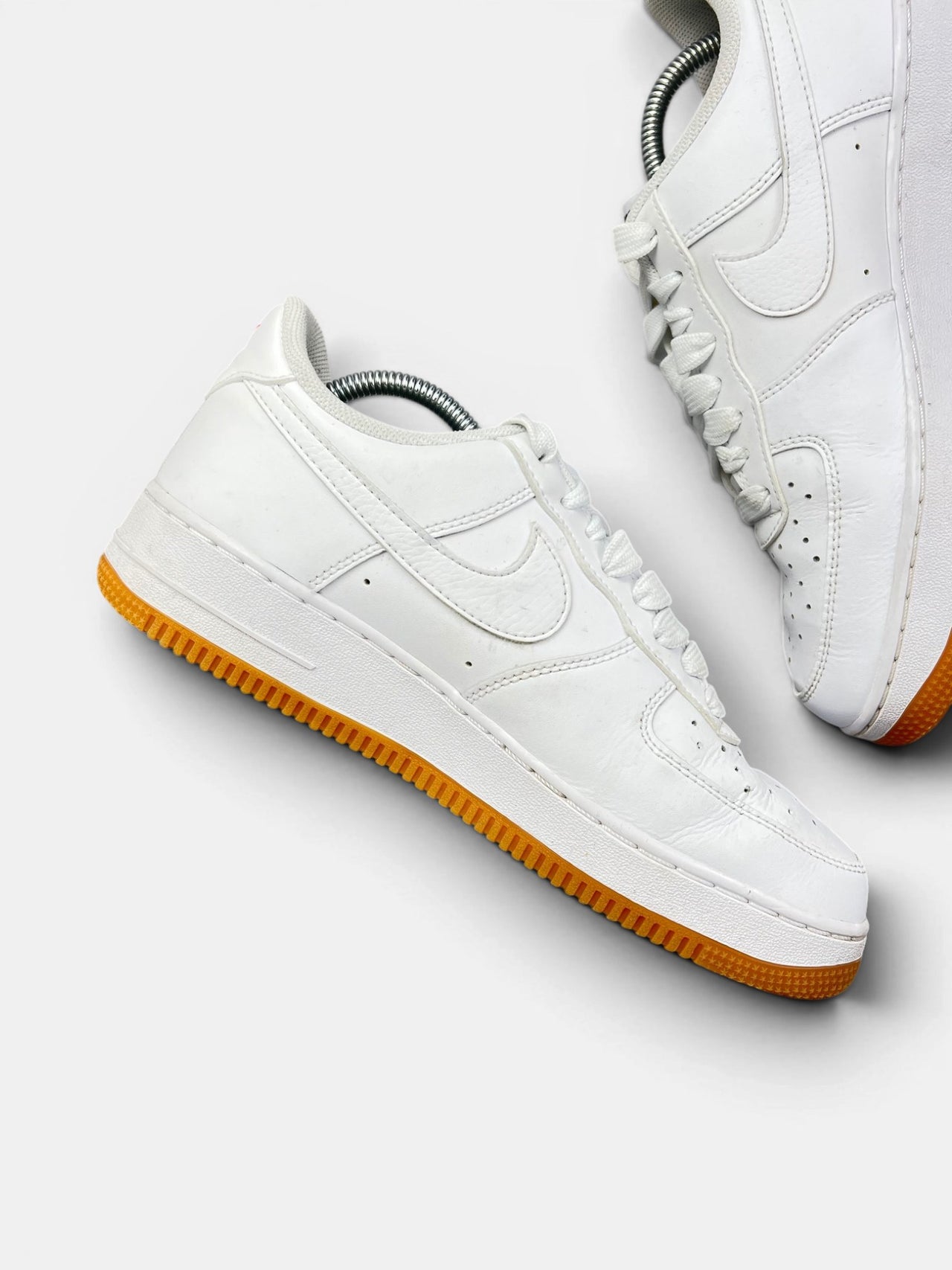 Nike Air Force 1 Low White Gum — buty sportowe męskie w bardzo dobrym stanie rozmiar 42, wewnętrzny panel lewego buta